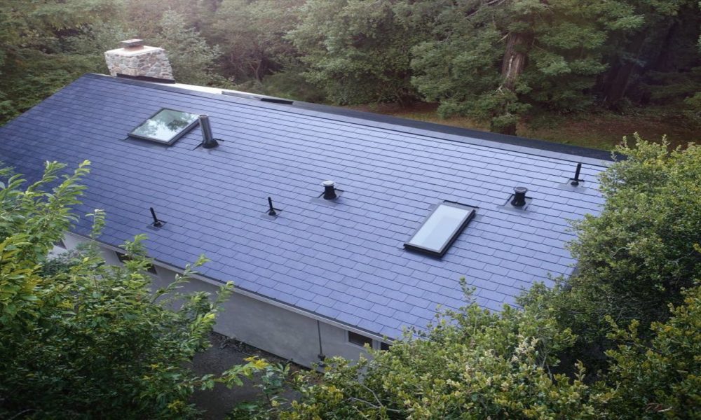 Los empleados de Tesla ya tienen instalados los primeros tejados solares.1920