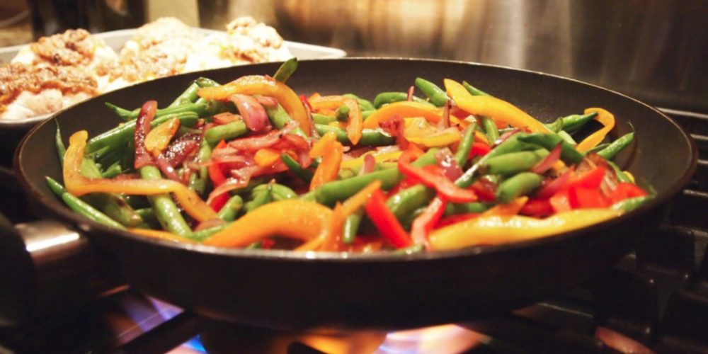 Científicos afirman que son más sanas las verduras fritas con aceite de oliva que cocidas