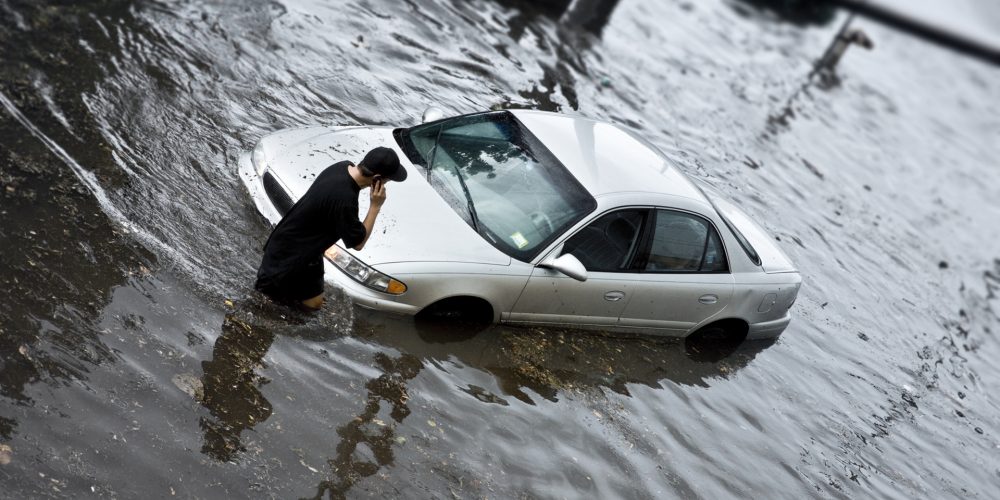 ¿De qué se hace cargo mi seguro de coche ante desastres naturales?