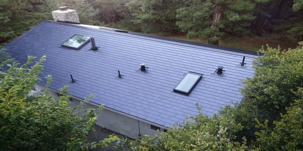 Los empleados de Tesla ya tienen instalados los primeros tejados solares