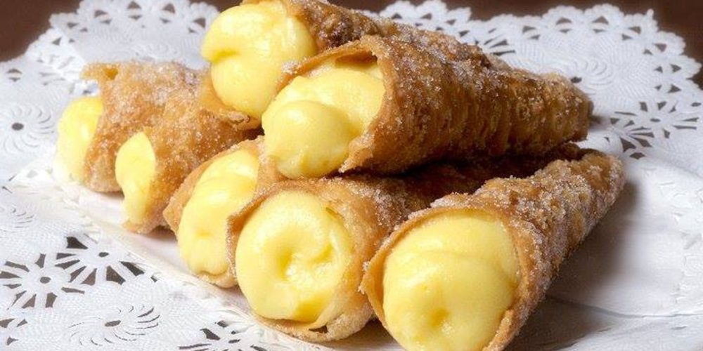 Cañas fritas rellenas de crema, una de nuestras especialidades