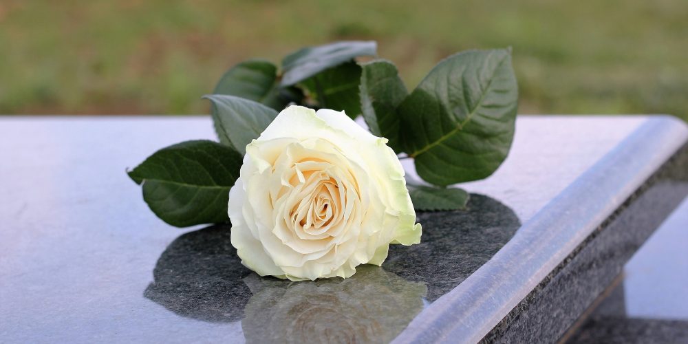 Mármol: Cómo mantener en perfecto estado la lápida de un allegado