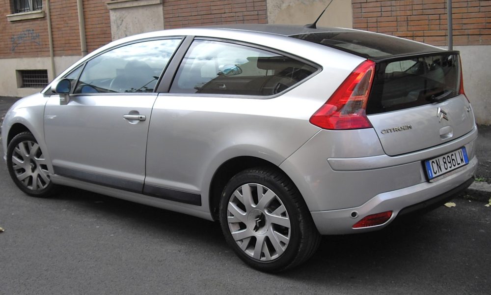 Cuatro segundos tarda un ladron en abrir un agujero en la ventanilla.1920