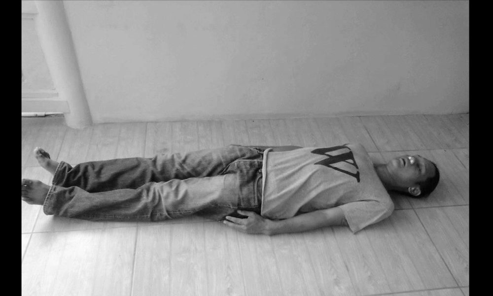 Historia de una chapuza El hombre que fingio su propia muerte y contesta una llamada de movil1920