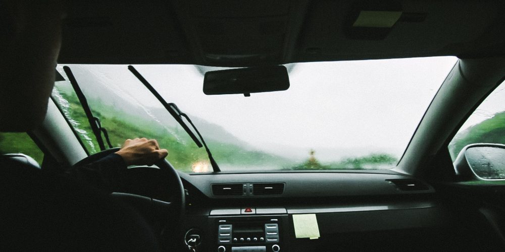 La importancia de viajar con el parabrisas limpio