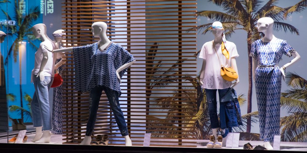 Protege la mercancía de tu escaparate instalando láminas solares