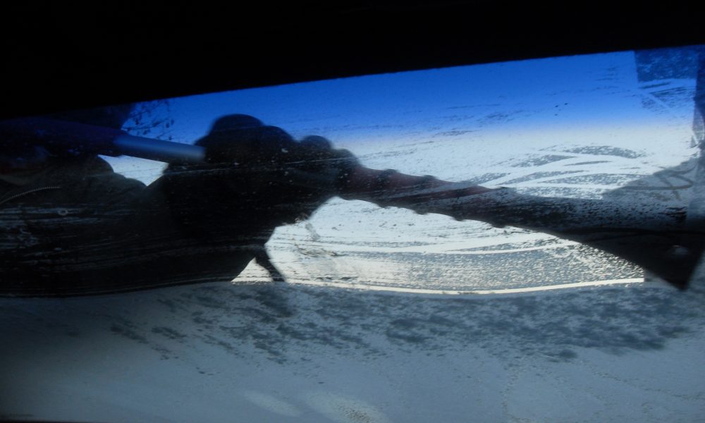 Que debemos hacer cuando tenemos el parabrisas esta congelado1920