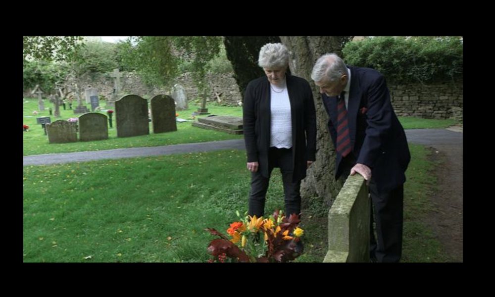 Quién era el extraño que visitaba la tumba de su hermano.1920