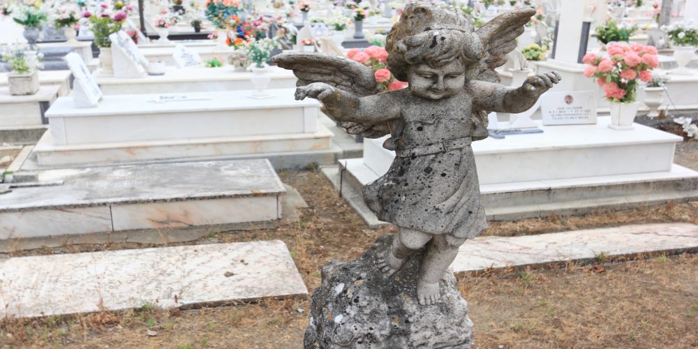 Restos de ataúdes ya usados tirados en el contenedor