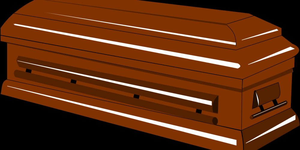 Se echa una siesta en un ataúd y lo entierran por error