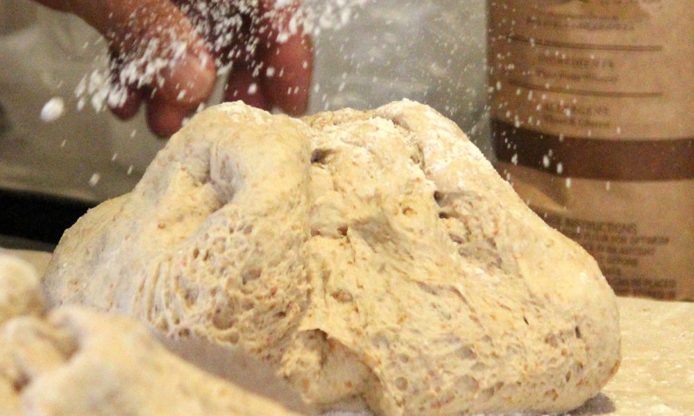 asi-puedes-hacer-tu-propio-pan-artesano-1920