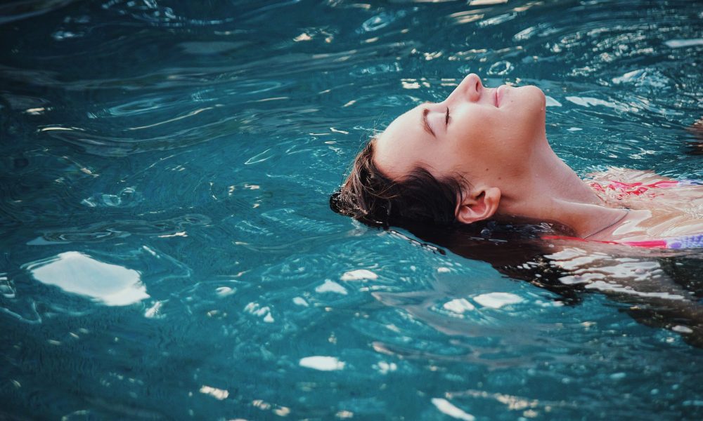 consejos-basicos-para-despues-de-tomar-el-sol-1920