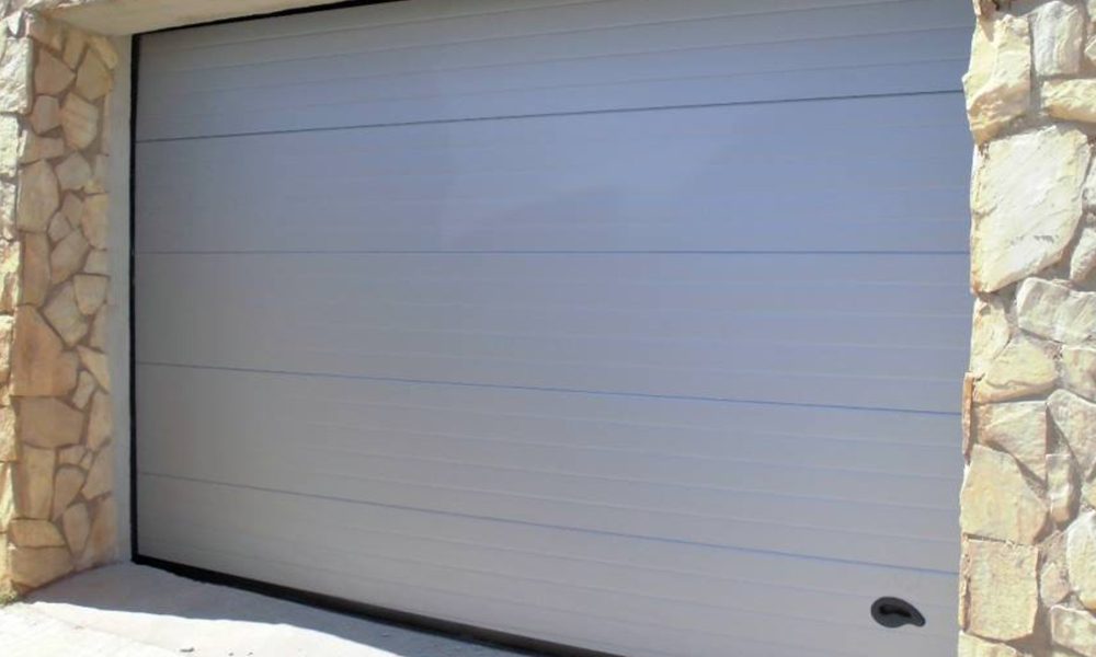el-mantenimiento-periodico-de-una-puerta-automatica-1920