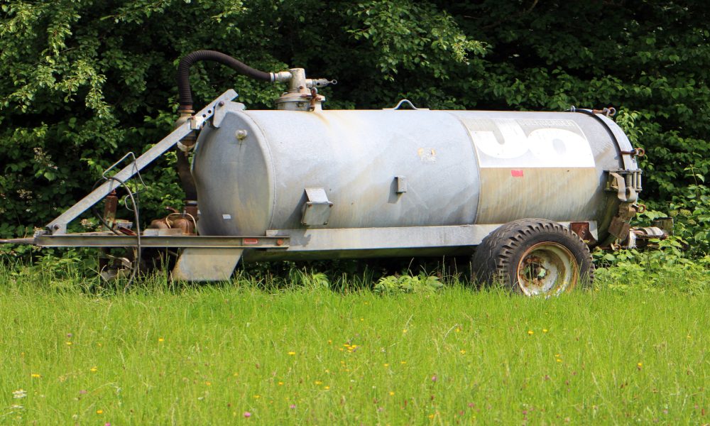 explotaciones- que-podrian-librarse-de-la prohibición-de- esparcir-el-purin-1920