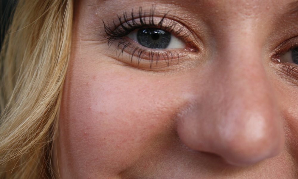 habitos-que-debes-evitar-para-no-tener-arrugas-prematuras-1920