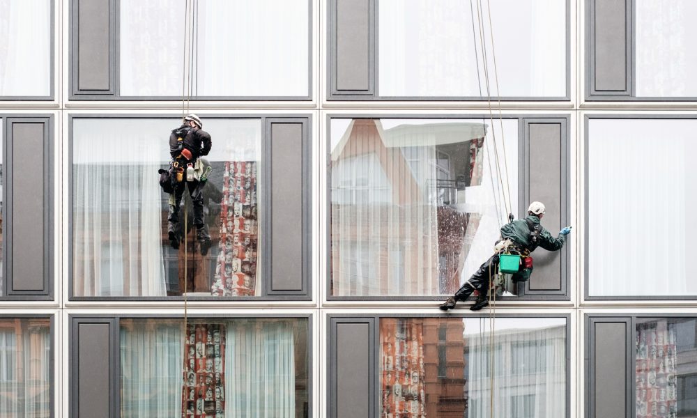 limpieza-evita-cualquier-tipo-de-mancha-en-los-cristales-1920