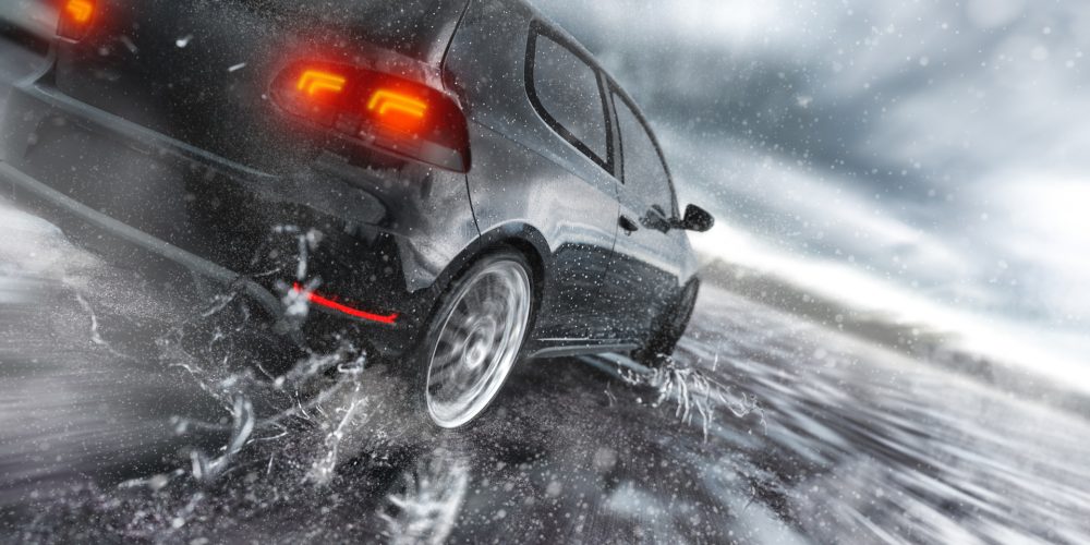 Multa a un youtuber por un coche francés con láminas solares delanteras