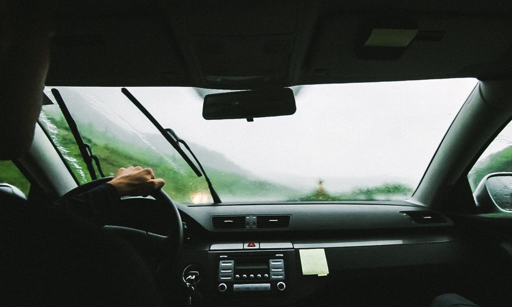 otono lluvia y revisión del parabrisas y el limpiaparabrisas