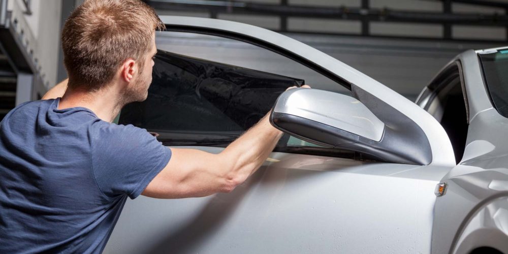 Razones para optar por el tintado de lunas en vehículos