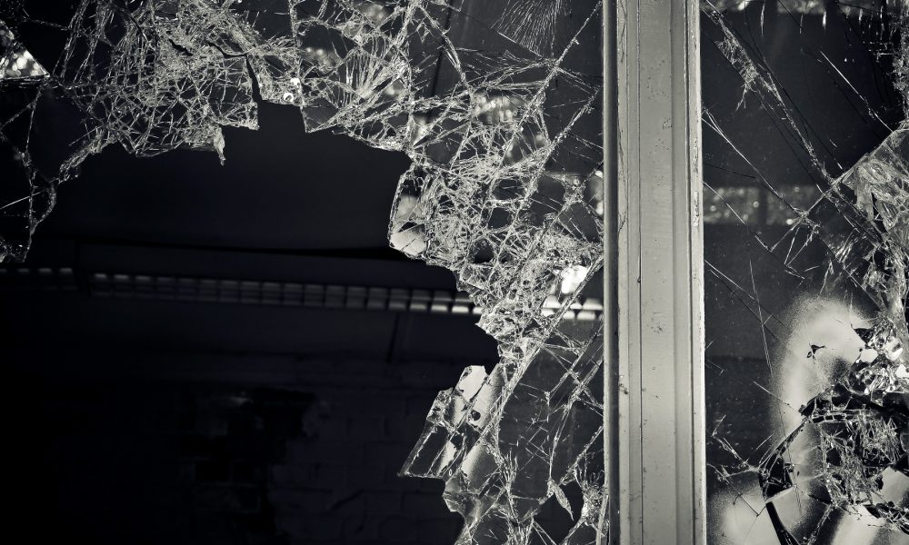 Seguridad ante actos vandálicos con láminas solares http://proluna.es/seguridad-actos-vandalicos/