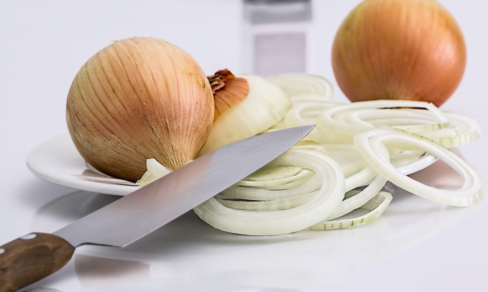trucos-para-evitar-llorar-al-cortar-cebolla-1920