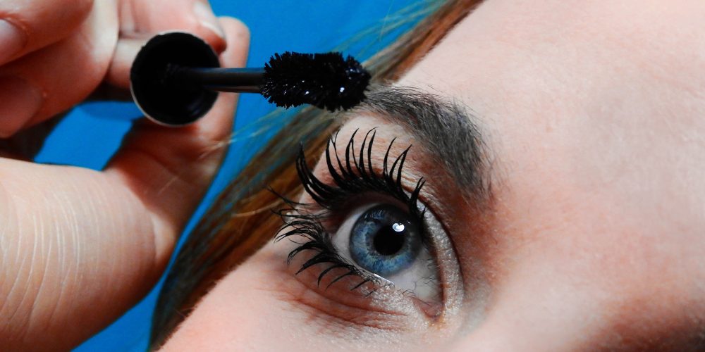 6 efectos negativos de no quitar el maquillaje antes de dormir