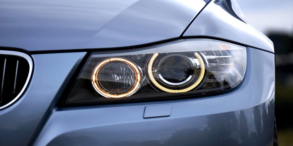 Los faros de los automóviles