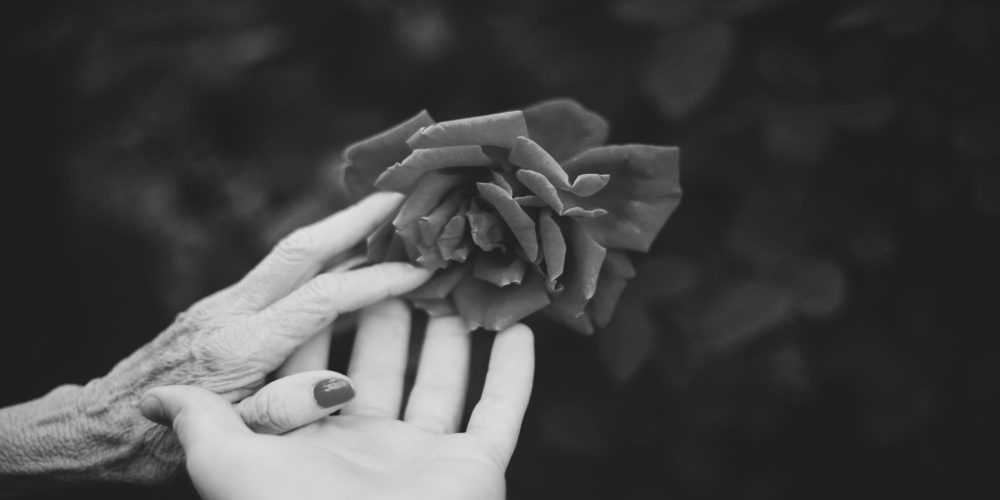 La última lección de vida de nuestros padres “cuando los hijos se convierten en padres de sus padres”