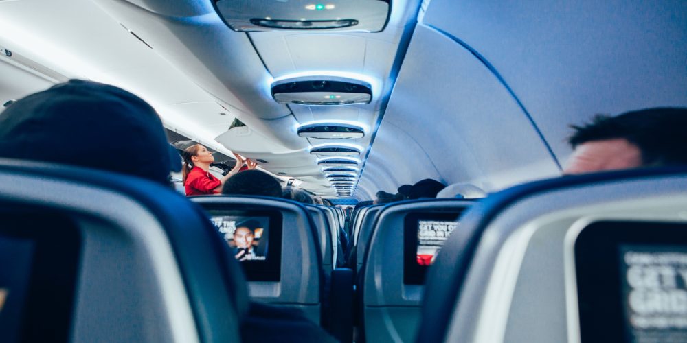 Los secretos que no nos cuentan las azafatas cuando viajamos en avión