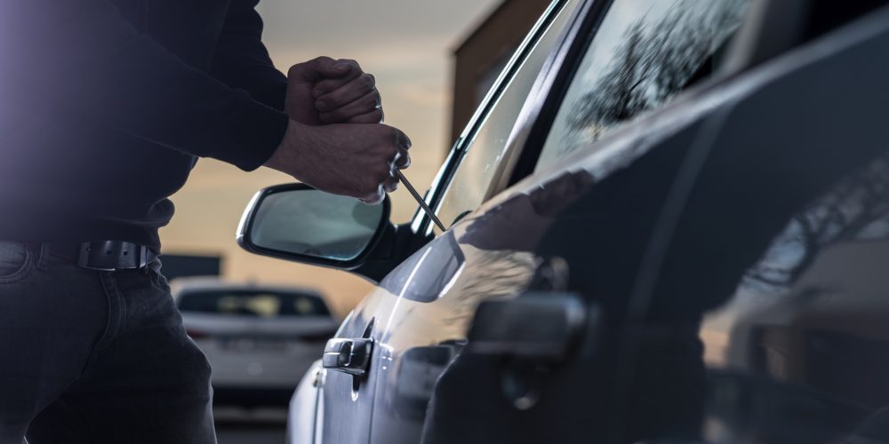 Un “caco” tarda solo 4 segundos en hacer un agujero en la ventanilla de nuestro coche