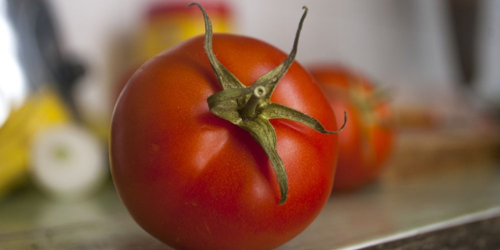 Tomates frescos para reparar los daños causados por el hábito de fumar