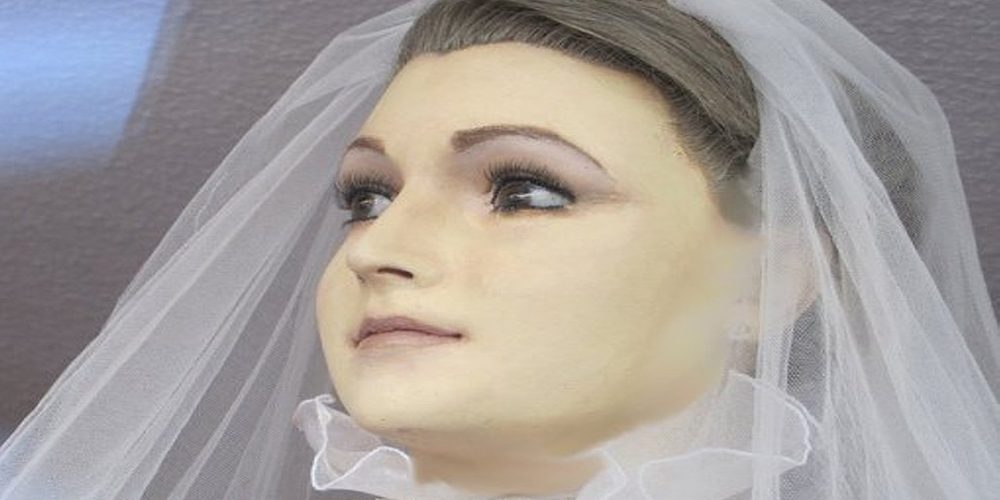 Pascualita, siempre en un escaparate vestida de novia
