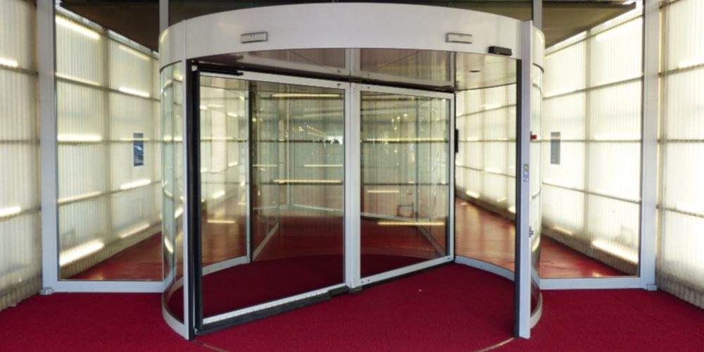 Consejos para evitar los accidentes con puertas automáticas