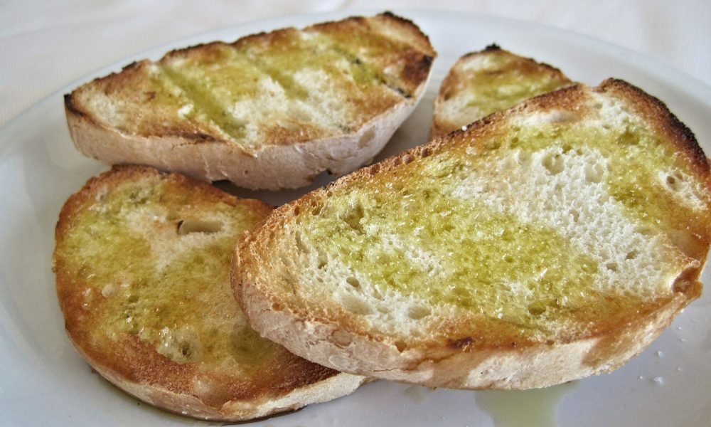 pan-con-aceite-de-oliva-una-de-las-mejores-opciones-para-el-desayuno-1920