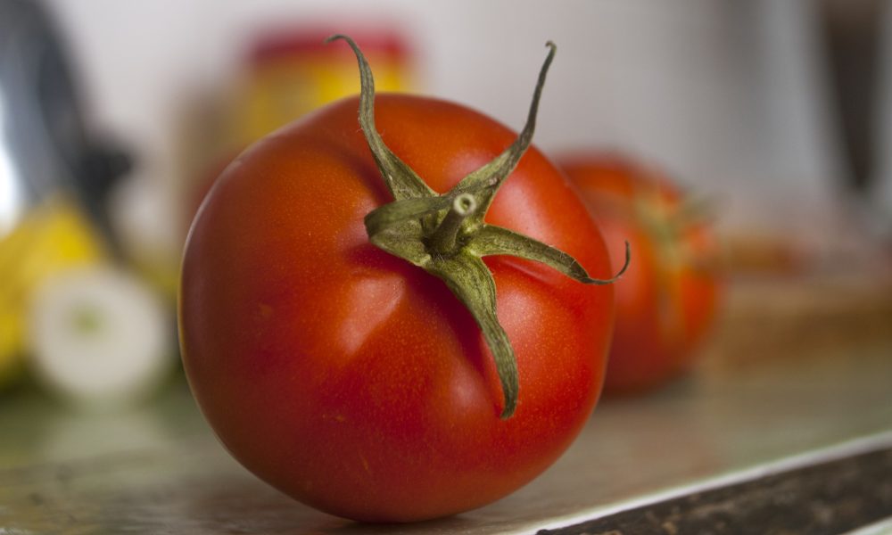 tomates-frescos-para-reparar-los-danos-causados-por-el-habito-de-fumar-1920