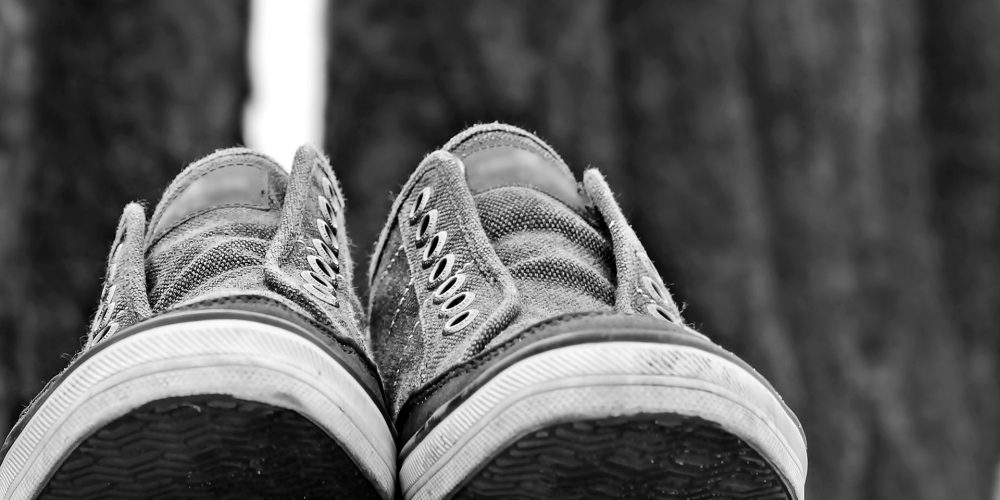 El hombre de los pies calzados