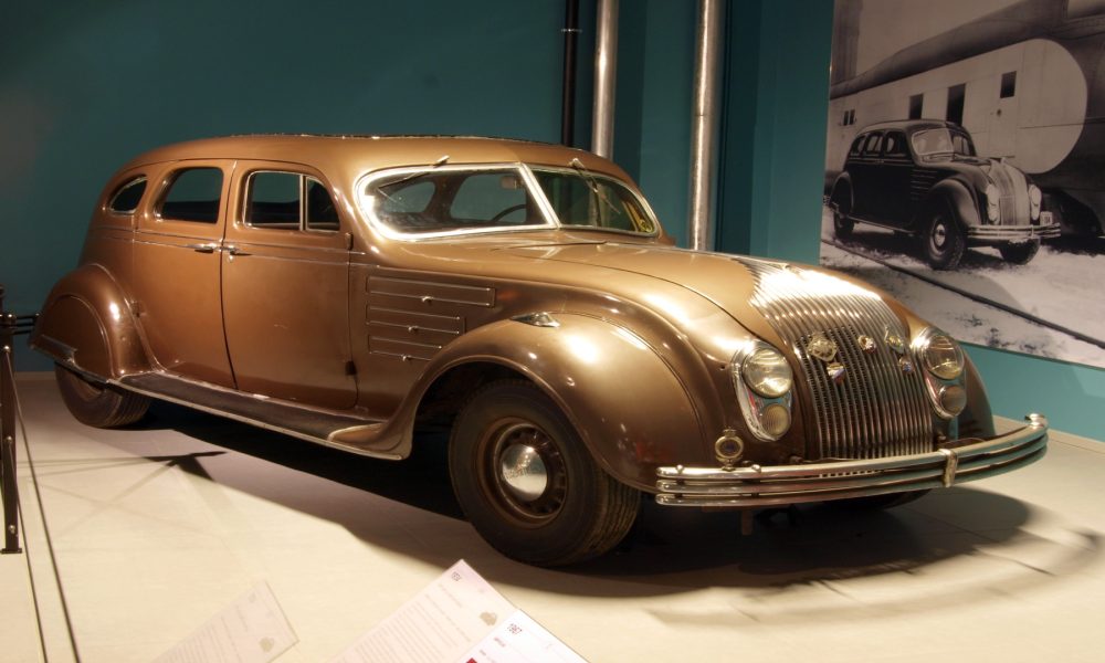 Oldsmobile la primera marca que incluyó parabrisas de serie en todos sus coches.1920