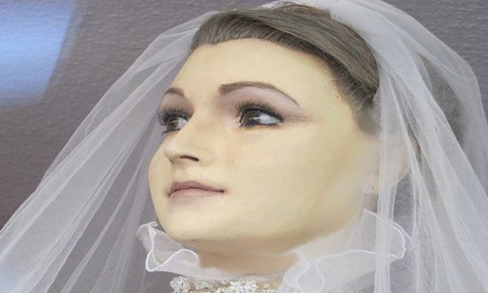 Pascualita, siempre en un escaparate vestida de novia