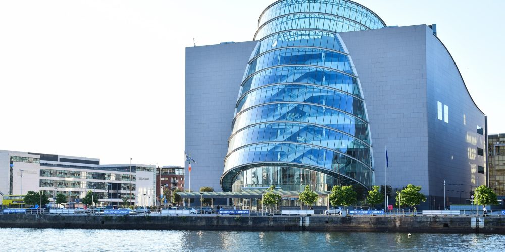 La relación entre la Arquitectura de Cristal y las láminas solares