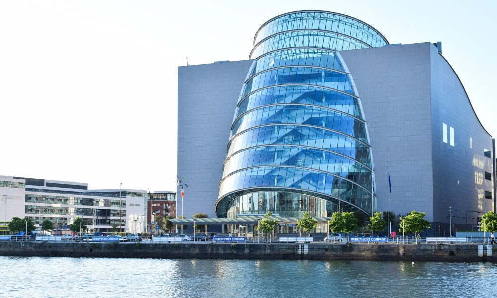 la relación entre la arquitectura de cristal y las laminas solares